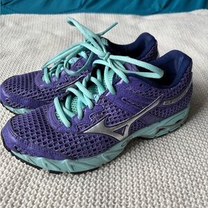 Women’s Mizuno running shoes. Size 7.5.